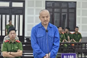 Đến casino đánh bạc rồi trộm ví tiền của người khác