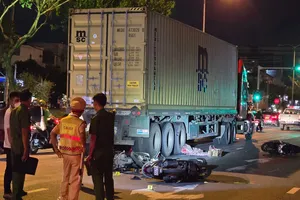 Va chạm xe container và 3 xe máy làm 1 người chết, 2 người bị thương