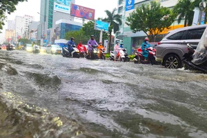 Đà Nẵng ngập nhiều tuyến đường, người đi làm chậm giờ, học sinh đến trường trễ