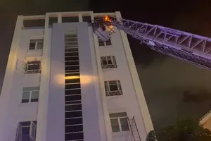 Đà Nẵng: Cháy tại toà nhà 7 tầng, nhiều người mắc kẹt