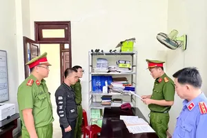 Phó Ban chỉ huy quân sự xã nhận tiền để 9 dân quân trốn nghĩa vụ quân sự