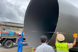 Lái xe chở hàng siêu trường không có giấy phép lưu hành bị CSGT Đà Nẵng xử phạt