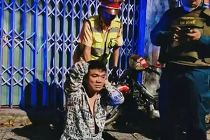 Thanh niên cầm dao đuổi chém lực lượng CSGT ở chốt đo nồng độ cồn