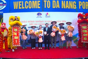 Hàng không, đường biển rộn ràng đón du khách đến Đà Nẵng ngày đầu năm 2025
