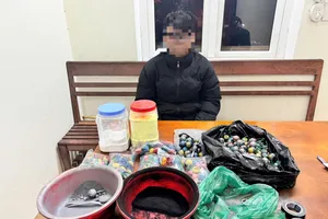 1 thiếu niên làm 200 quả pháo tự chế đem đi bán 