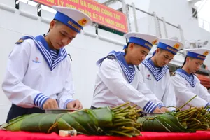 Chiến sĩ trẻ Vùng 3 Hải quân tự tay gói bánh chưng gửi ra đảo chúc Tết