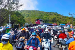Hàng ngàn xe máy vượt đèo Hải Vân trở lại Đà Nẵng