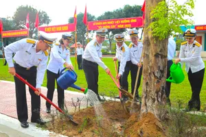 Bộ đội Vùng 3 Hải Quân trồng gần 2.000 cây xanh hưởng ứng Tết trồng cây