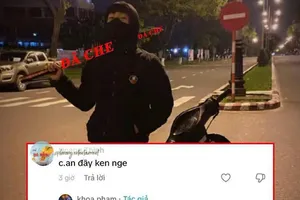 Người đăng clip vác kiếm đứng giữa đường bị công an mời làm việc