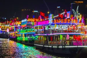 Thuyền hoa, 'xe tăng' rực sáng sông Hàn kỷ niệm ngày giải phóng thành phố