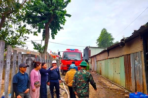 Gần 100 người chữa cháy khu nhà xưởng phế liệu ở Đà Nẵng