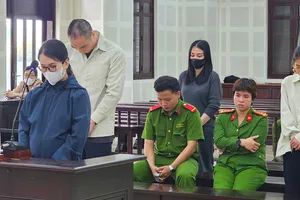 Hàng loạt phòng khám đa khoa của người Trung Quốc sử dụng giấy tờ giả