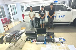 Lần theo vết những kẻ lừa đảo, công an phát hiện nhóm làm giả con dấu