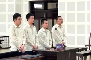 Dùng súng chống trả công an rồi bị kẹt giữa 2 bức tường phải nhờ giải cứu