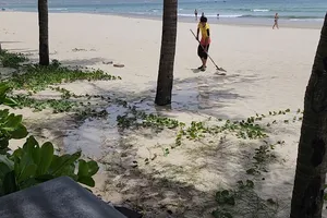 Khu du lịch lén lút đặt đường ống xả thẳng nước thải hôi thối ra biển Mỹ Khê