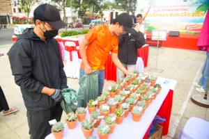 Hàng trăm người đổi rác lấy cây xanh ở Đà Nẵng