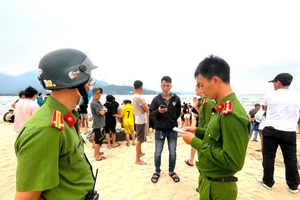 Đà Nẵng: 2 em nhỏ đuối nước ở bờ biển Nam Ô
