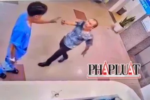 Đâm thủng bụng 'tình địch' rồi theo vào bệnh viện hành hung