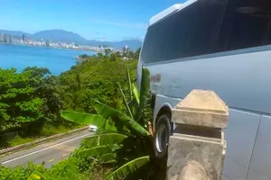 Xe khách bị tụt dốc ở chùa Linh Ứng