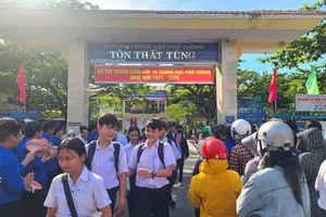 Đà Nẵng: Thí sinh cười tươi sau môn tiếng Anh ở kỳ thi lớp 10