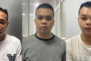 Trinh sát chặn ô tô, bắt giữ 3 người cùng nhiều loại ma tuý