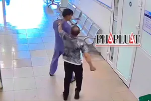 Bắt tạm giam kẻ đâm thủng bụng ‘tình địch’ rồi theo vào bệnh viện hành hung