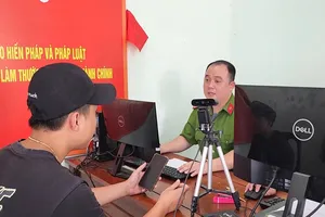 Công an xã, phường ở Đà Nẵng tận tâm giúp dân làm thủ tục