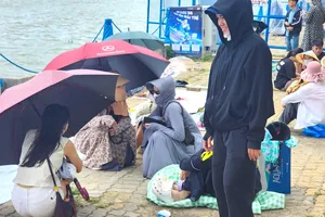 Đà Nẵng: Người dân đội nắng xí chỗ xem chung kết pháo hoa 