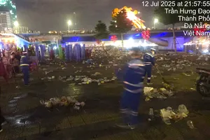 Công nhân gom khoảng 43 tấn rác sau đêm chung kết pháo hoa quốc tế Đà Nẵng