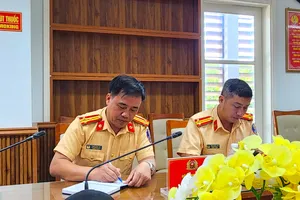 CSGT thu thập thông tin xử lý xe khách, xe điện du lịch vi phạm ở Hội An