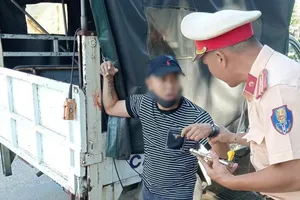 Tài xế xe công nghệ cầu cứu CSGT khi bị người nghi ngáo đá đe doạ