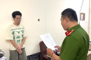 Thuê nguyên combo máy ảnh 'xịn' đi du lịch rồi đem bán lấy tiền tiêu