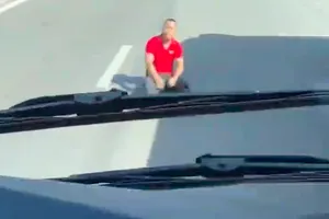 Công an Đà Nẵng xác minh vụ người đàn ông ngồi chắn ô tô giữa đường