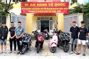 Nhìn thấy giống người thách thức, nhóm thanh niên tấn công làm nạn nhân mù vĩnh viễn