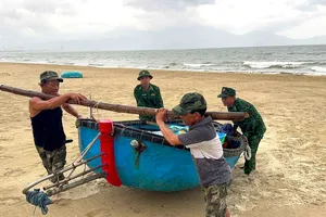 Công an, Biên phòng Đà Nẵng khơi thông cống rãnh, đưa thuyền lên bờ trước bão số 5