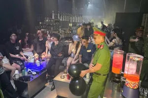 Công an đột kích quán Pub nổi tiếng ở Đà Nẵng, phát hiện hàng trăm bình 'khí cười'