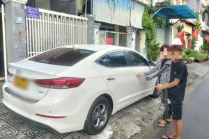 2 thanh niên đột nhập ô tô lấy trộm tài sản giữa đêm khuya