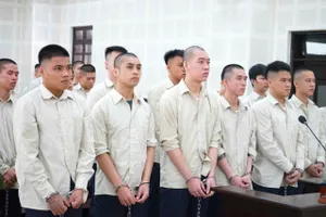 1 cú đấm trong quán karaoke, 26 người phải hầu tòa