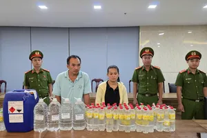 Pha axit với nước giếng để làm giấm giả đưa đi bán