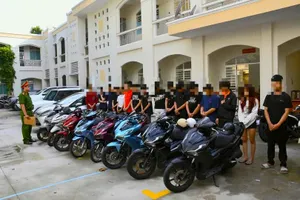 Triệu tập 20 thanh thiếu niên tụ tập gây rối, livestream trên đường phố