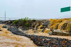 Nước chảy như thác đổ vào nhà dân cạnh cao tốc Hoà Liên – Tuý Loan