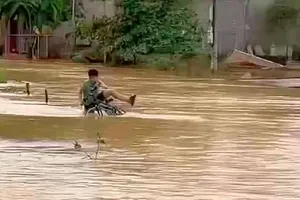 Học sinh lớp 7 bị lũ cuốn khi đạp xe qua đường ngập nước