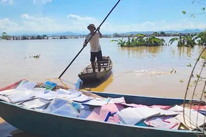 Bí thư Chi bộ thôn 'cứu' tài liệu trong mưa lũ