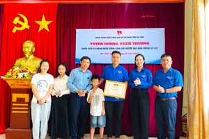 Tặng Bằng khen cho thanh niên cứu cháu bé 7 tuổi chới với trong lũ