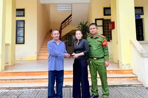 Người đàn ông đến công an trao trả đồ nhặt được