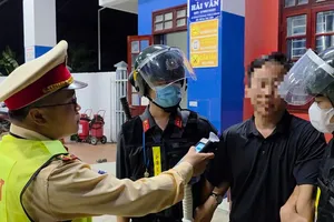 Tài xế để lại ô tô khi bị CSGT thổi nồng độ cồn