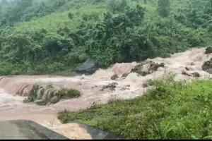 Nước lũ dâng cao, nhiều xã ở Quảng Trị cảnh báo nguy hiểm