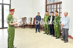 Cầm đao chém người trong quán bi-a khiến nhiều người bỏ chạy