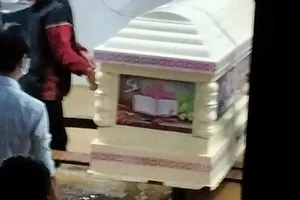 Xót xa cảnh xe cẩu vượt lũ đưa quan tài về quê an táng