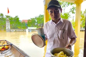 Trưởng thôn kiên quyết ăn sắn luộc vì quà cứu trợ là của dân